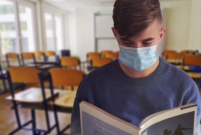 SPREMEMBA PRAVIL: ZAŠČITNE MASKE ZNOVA OBVEZNE V ZAPRTIH JAVNIH PROSTORIH