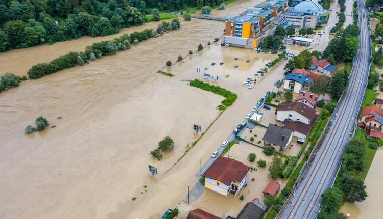 HUMANITARNE ORGANIZACIJE PO NEURJIH PRIČELE Z RAZDELJEVANJEM PRVIH SREDSTEV