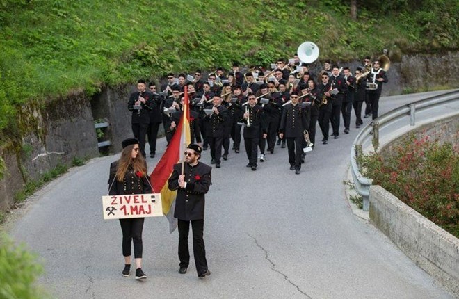 Obrazi nevladnikov: Nives Koželj Bizjak, Godbeno društvo rudarjev Idrija: Kdo pa tam koraka v rudarski uniformi? Muskonti iz Idrije!