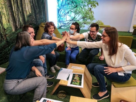 Povezovanje odgovornih posameznikov v organizacijski strukturi NVO: Zakaj teambuilding ni le “prost dan”?