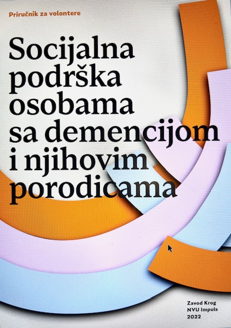 Priročnik za prostovoljce, kjer so zbrane najpomembnejše informacije za praktično delo z ljudmi z demenco